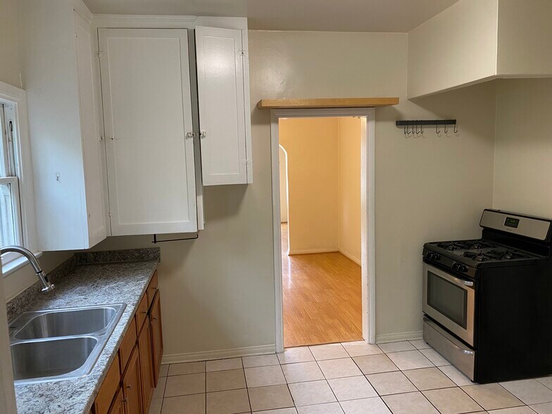 Building Photo - 1160 N Raymond Ave