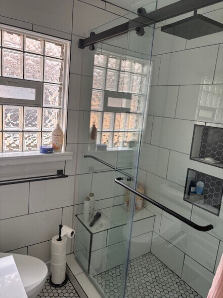 Upstairs Bathroom - 4441 S Kilpatrick Ave