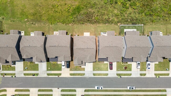 Building Photo - 824 Summit Crest Ct