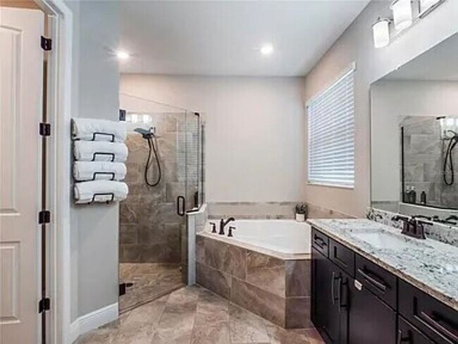 Building Photo - Stunning 5 bedroom home in Longwood