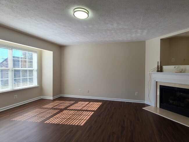 Building Photo - Beautifully Updated 4 BR, 2.5 BA Townhome