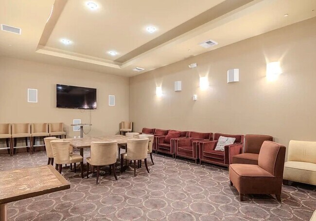 Building Photo - 1 Bed / 1 Bath at the Belvedere Towers - Available in July!