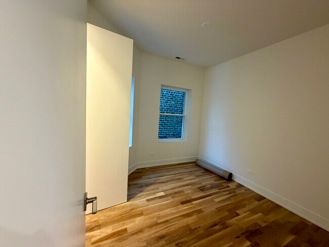 Building Photo - 2114 W Augusta Blvd