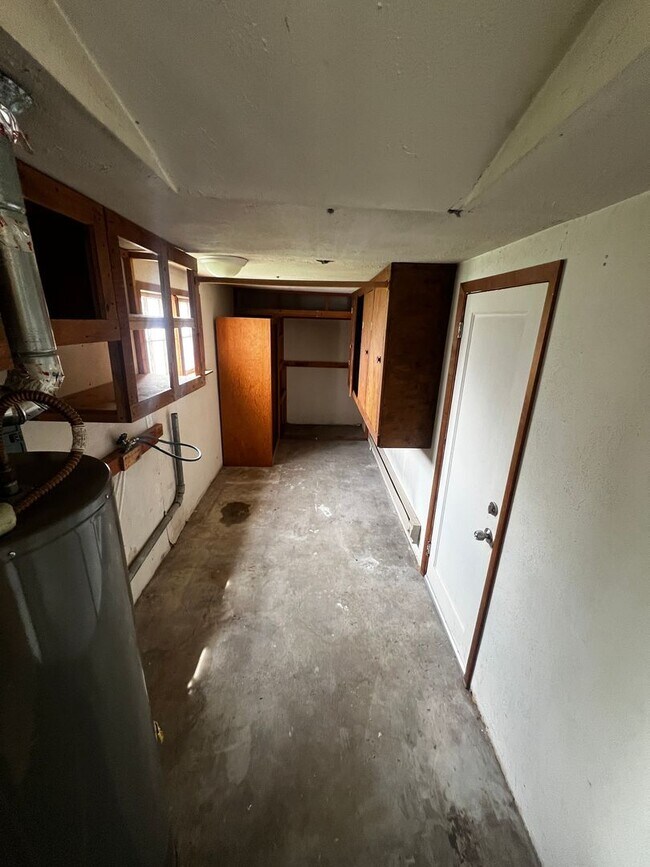 Building Photo - Adorable Three Bedroom One Bathroom Single Car Garage