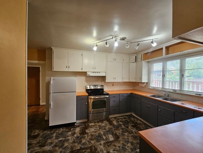 Building Photo - 303KENT