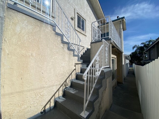 Building Photo - Upstairs 2BD Apartment Home! Great PB Location! Garage! AC!