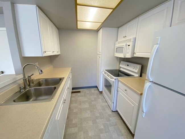 Building Photo - 3 Bedroom Townhouse North Reno - 2 Car Attached Garage/Mountain Views