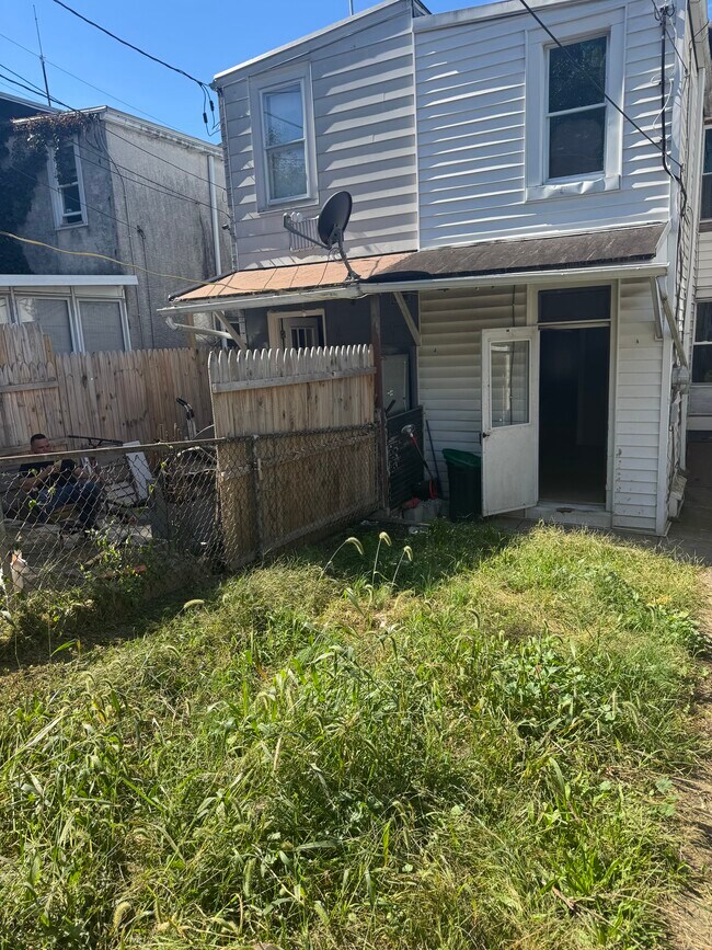 Building Photo - 1015 Birch St