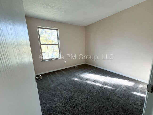 Building Photo - 1449 Valley Dr