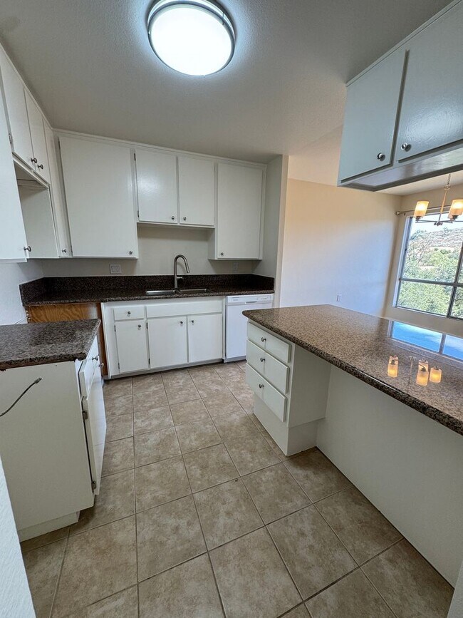 Building Photo - Light Filled Top Floor Condo in Premier 55+ Oaknoll Community