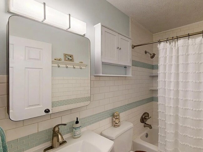 Building Photo - 22 King Arthur Pl
