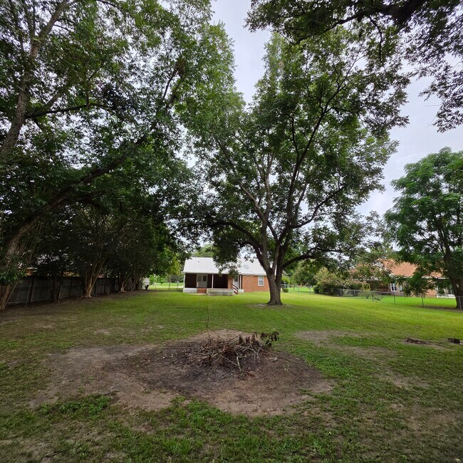 Building Photo - 130 Paloma Dr