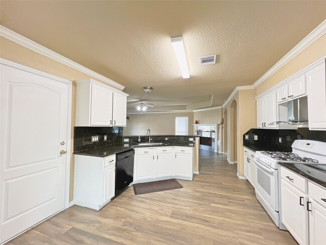 Building Photo - 10018 San Ignacio