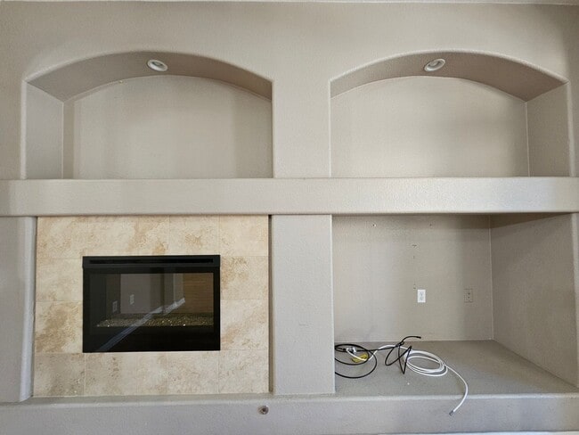 Building Photo - Beautiful Townhome - Great Location - Gara...