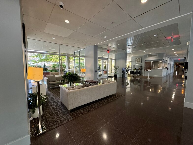 Lobby with 24-hour concierge - 800 4th St SW