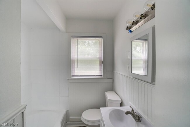 Building Photo - 1343 Victory Dr