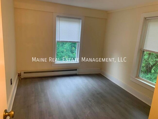 Building Photo - 558 S Main St
