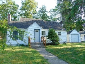Building Photo - Adorable 3BD Home with Tons of Vintage Charm!