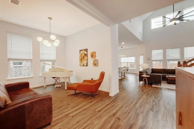 Building Photo - 404 Mante Ct