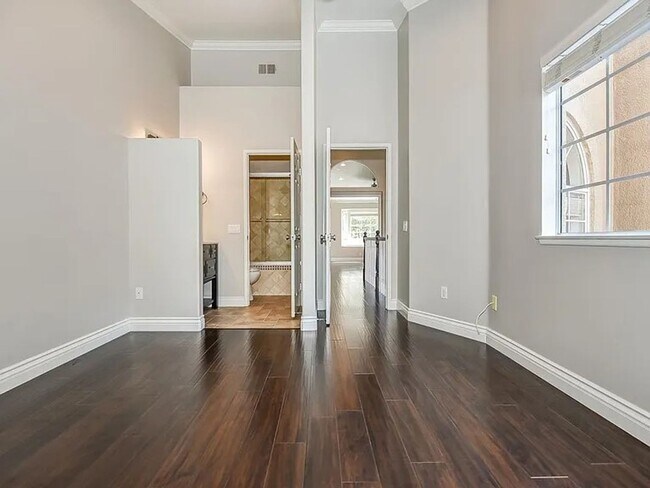 Building Photo - 10 Promontory Park