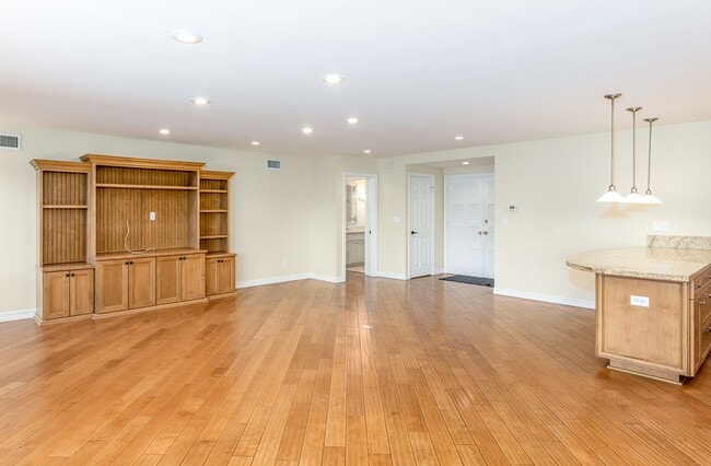 Building Photo - Spacious single level Home with A/C on the Golf Course!