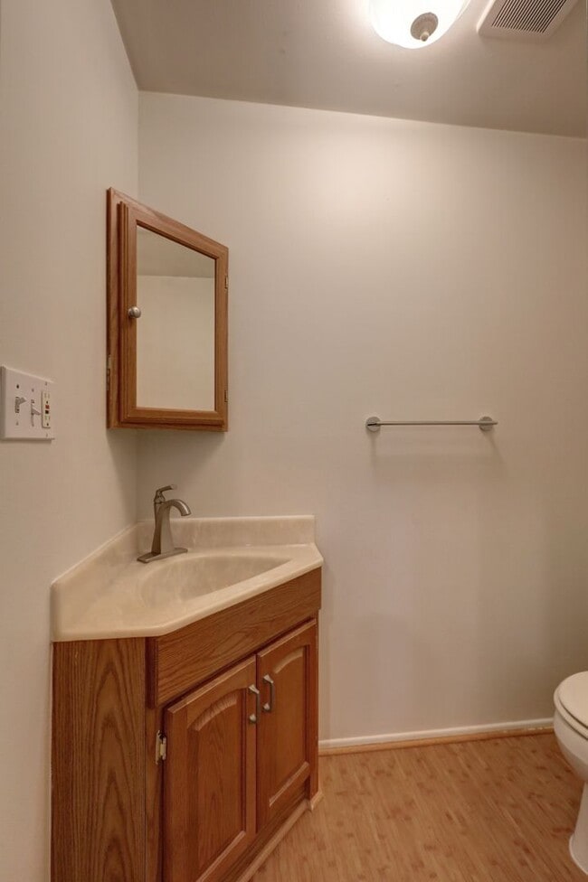 Building Photo - Classic Bellevue 3bd, 1.5ba Rambler Located in Perfect Enatai Location!