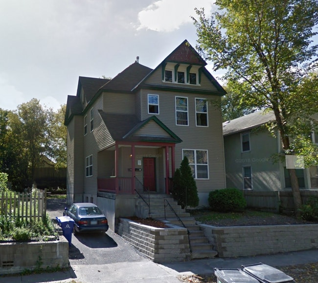 Building Photo - 512 Beaumont St E