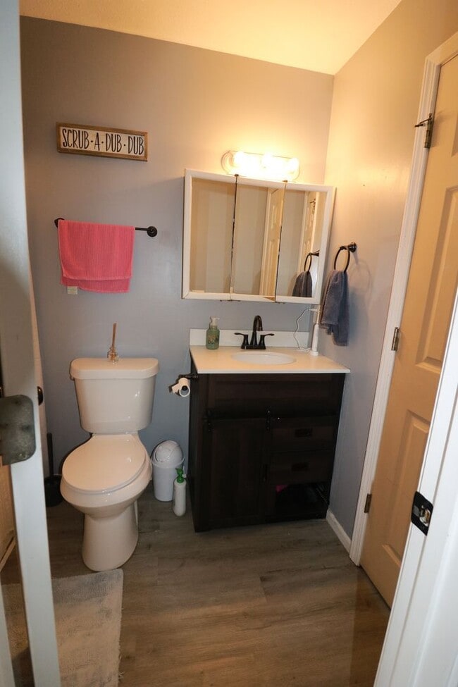 Building Photo - Awesome 4 bedroom duplex located in quite neighborhood