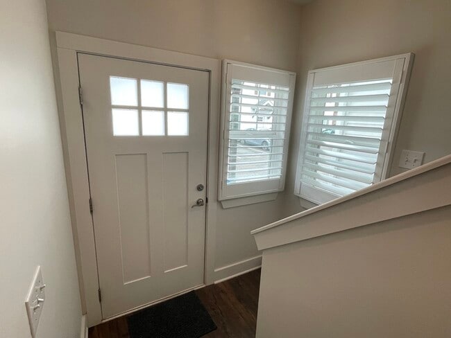 Building Photo - Off Stewart's Ferry Pk in Donelson with fe...