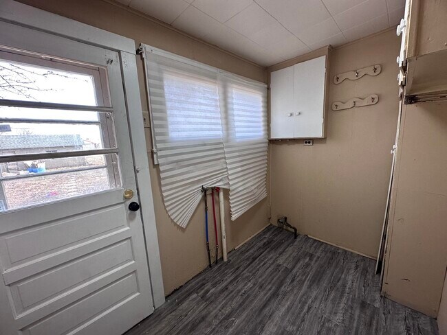 Building Photo - 905 Oak-