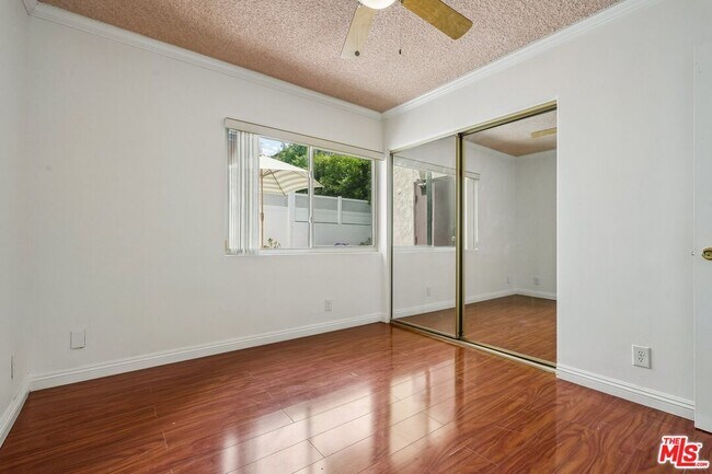 Building Photo - 530 S Barrington Ave