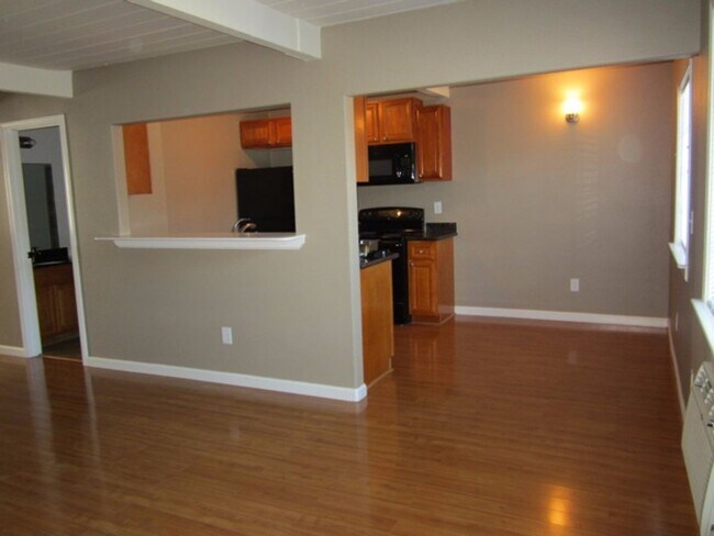 Building Photo - 2 bedroom 2 bathroom in Concord