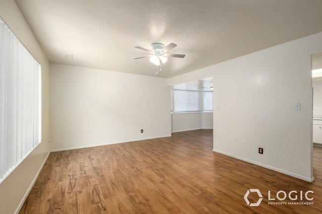 Building Photo - End Unit Townhome!