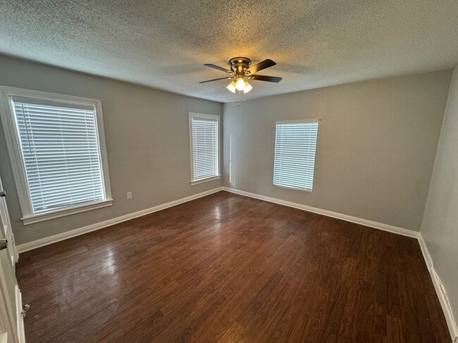 Building Photo - 2101 Mitchell Ave