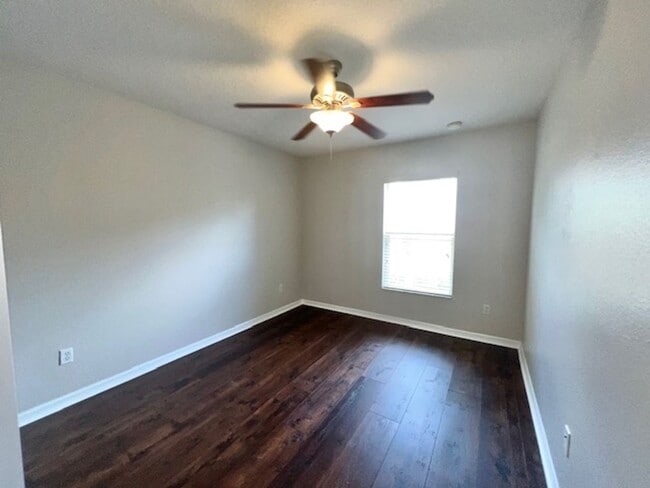 Building Photo - OVIEDO/UCF RENTAL! Wonderful 3 bd 2.5 bath corner unit townhome! 1 CAR ATTACHED GARAGE!NO CARPET!...