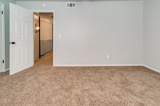 Building Photo - Newly Renovated 2bed 2 bath !Townhome