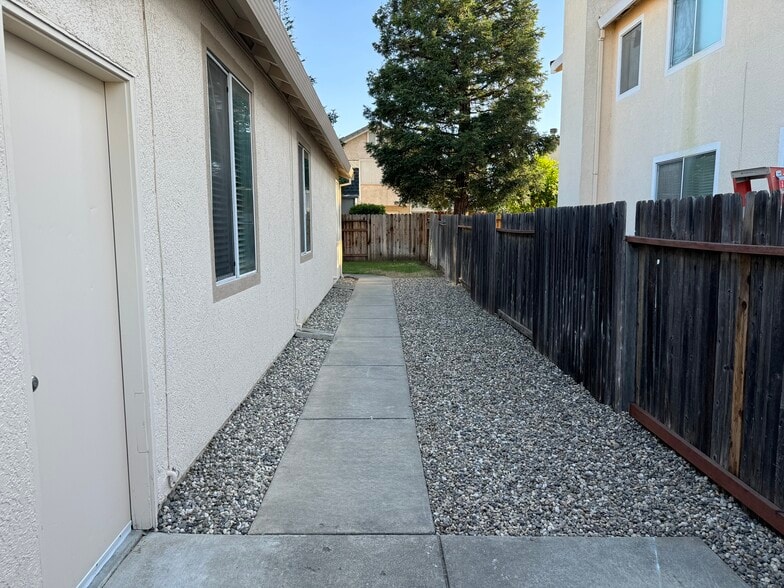 Building Photo - 905 Sapphire Cir