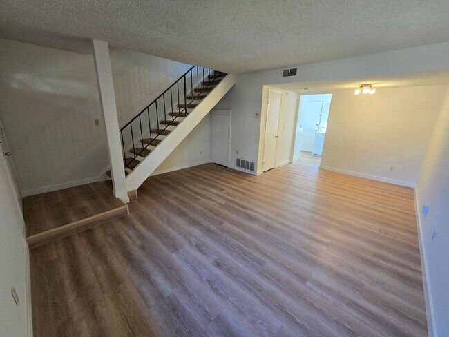 Building Photo - 910 Amistad Ct