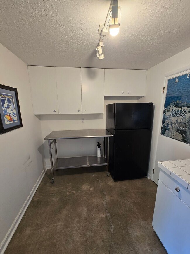 Building Photo - Popular West Linn! Tons of Space and great...
