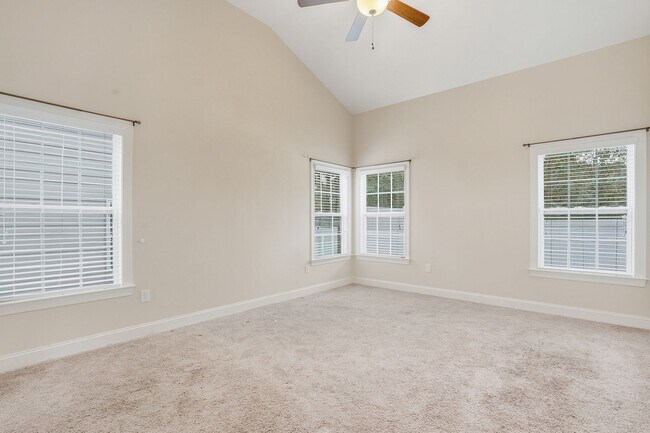 Building Photo - FIRST FLOOR MASTER BEDROOM-END UNIT-GREAT ...