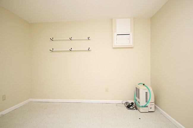 Building Photo - Pet Friendly Stonehenge Townhome With Base...