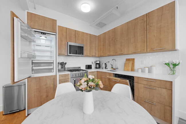 Building Photo - 517 W 45th St