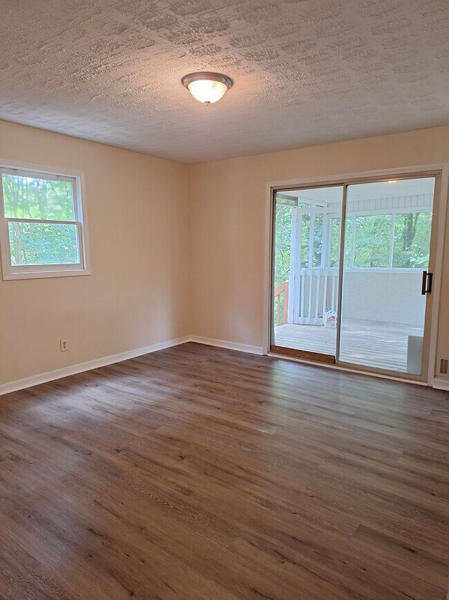 Building Photo - Large 3 Bedroom 2 Bath Ranch with Basement...