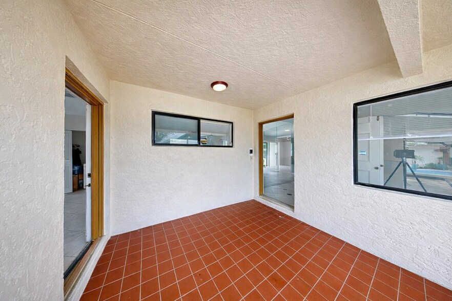 Building Photo - 609 White Water Dr