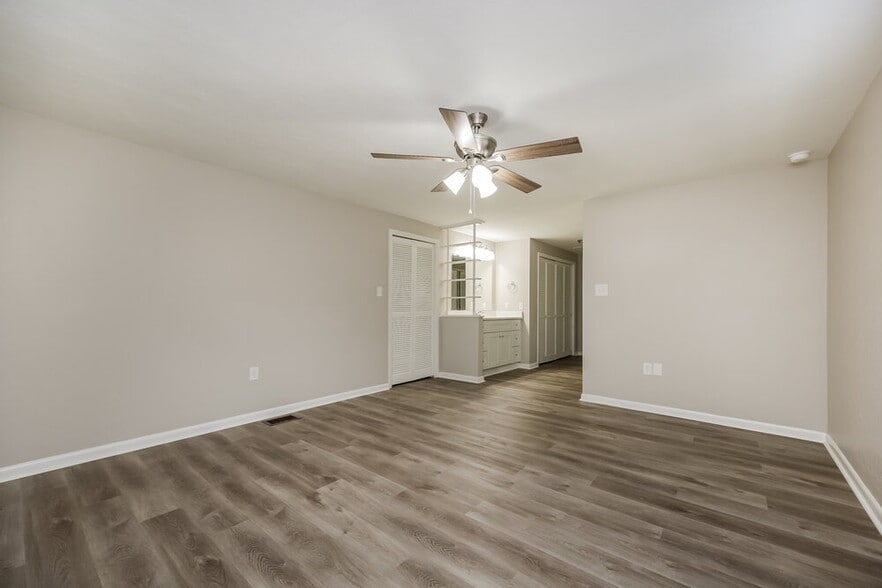 Building Photo - 104 1st St Ct