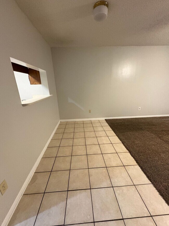 Building Photo - Rolling Acres Townhome.