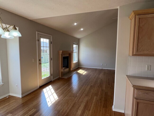 Building Photo - 3 Bed / 2 Bath in the Heart of Nixa