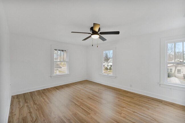 Building Photo - NEW UPDATED 2 BEDROOM HOME!