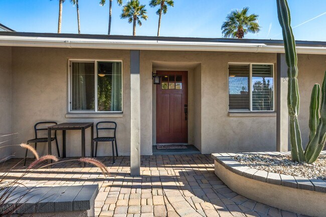 Building Photo - Cute 3 Bedroom 2 Bath In Phoenix!