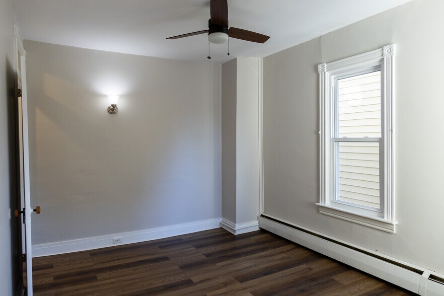 Building Photo - 208 W Carpenter Ave